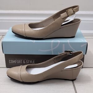 NEW Life Stride Judge Taupe Wedges